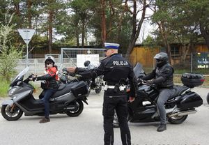 Policjanci w trakcie zabezpieczenia przejazdu